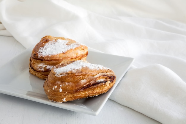 Torta su legno e tessuto bianco