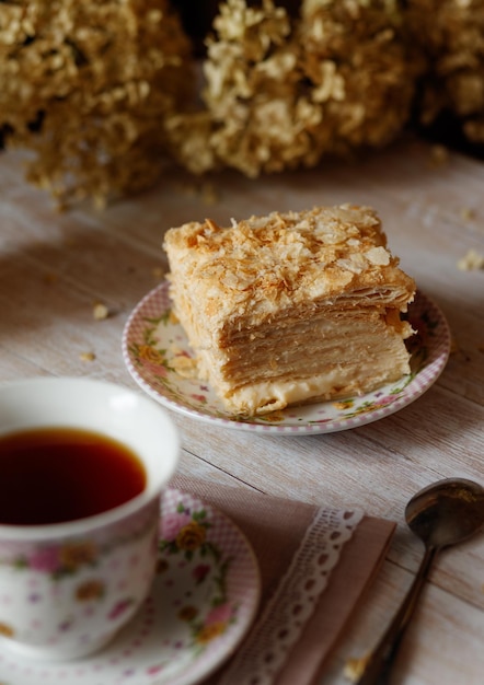 Torta su un piatto con il tè