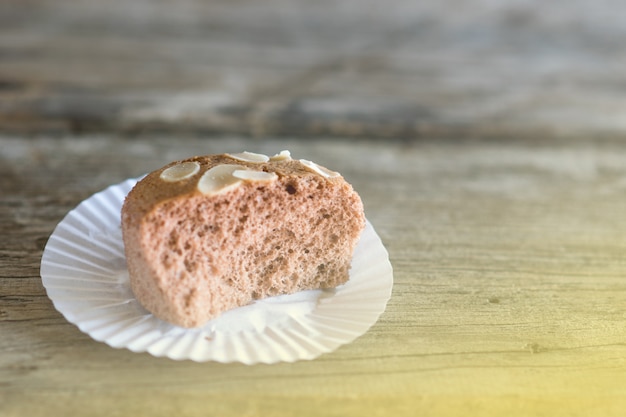 Torta su un tavolo di legno