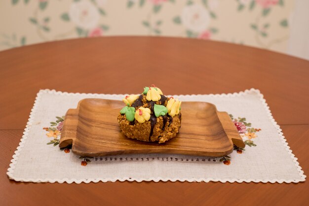 Torta su un vassoio di legno