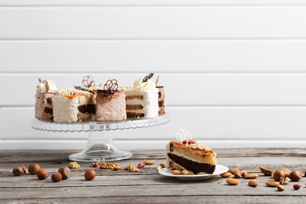 Torta sulla vecchia tavola di legno