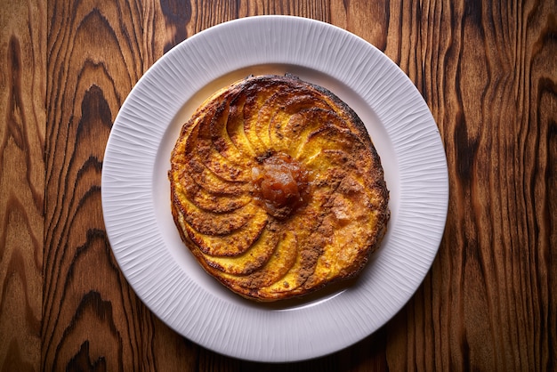 Torta tatin di mele sul dessert di pasta sfoglia