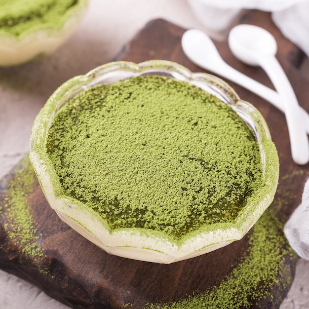 Torta tiramisù con tè verde matcha