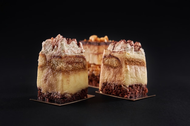 Torta tiramisù con tre strati di biscotto al cioccolato e sciroppo naturale di caffè