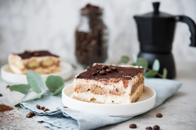 Torta tiramisù fatta in casa. Dolce italiano classico