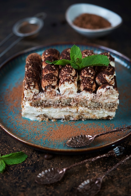 Torta tiramisù fatta in casa. Dolce italiano classico