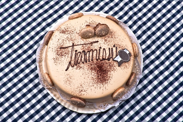 torta tiramisù o pane alle noci in tres leches e amaretto al caffè Decorato con sogliole