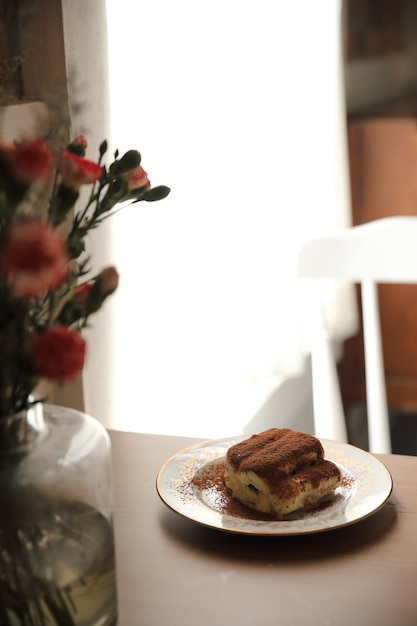 Torta tiramisù su fondo di legno