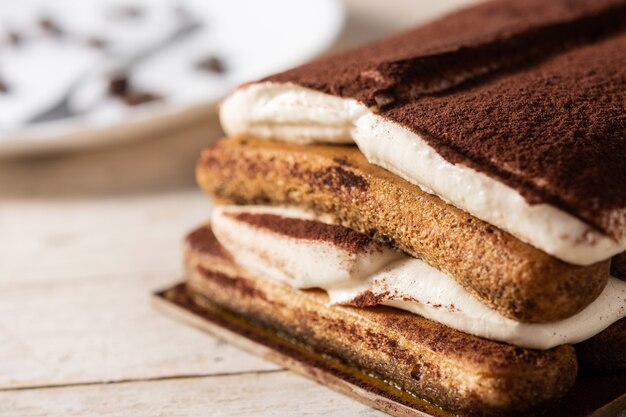 Torta tiramisù tradizionale sulla tavola di legno