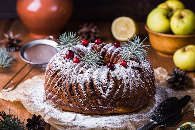 Torta tonda con formaggio, mele e uvetta