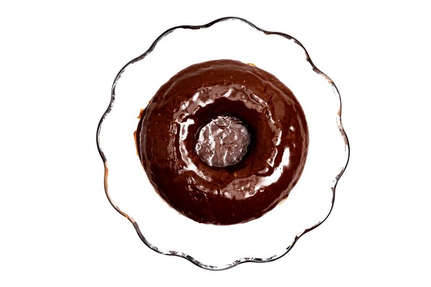 Torta tradizionale brasiliana Torta al cioccolato con salsa brigadeiro isolata su sfondo bianco