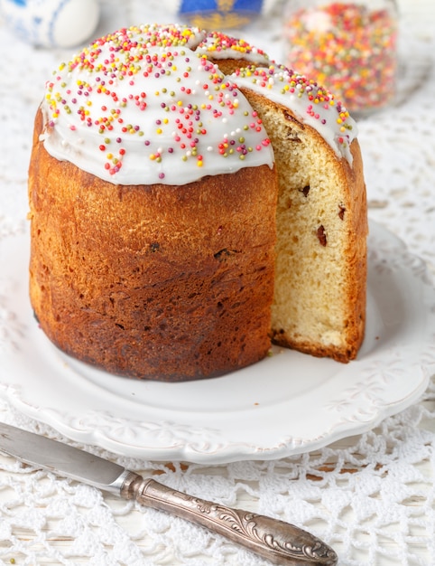 Torta tradizionale di Pasqua (kulich) con uvetta e uova sul tavolo, vacanze luminose