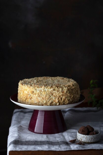 Torta tradizionale di pasta sfoglia Napoleone con crema al burro