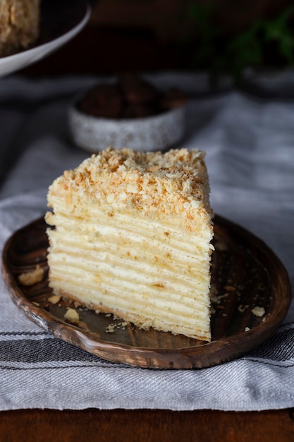 Torta tradizionale di pasta sfoglia Napoleone con crema al burro