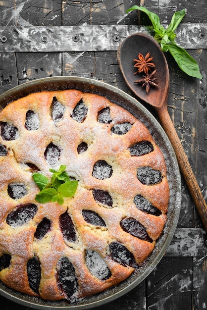 Torta tradizionale di prugne Cottura Vista dall'alto Stile rustico