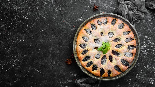 Torta tradizionale di prugne Cottura Vista dall'alto Stile rustico