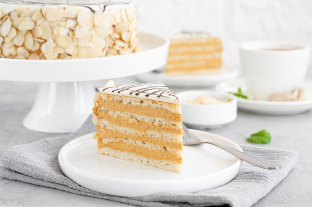 Torta tradizionale Esterhazy con mandorle e praline su fondo grigio cemento