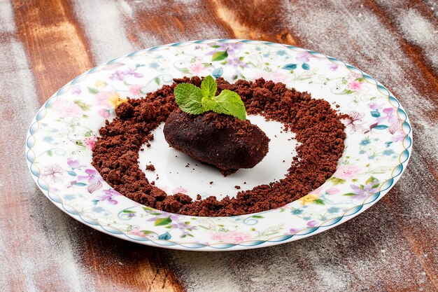 Torta tradizionale russa Kartoshka cioccolato tartufo spugna torta palle di vaniglia biscotto con coca