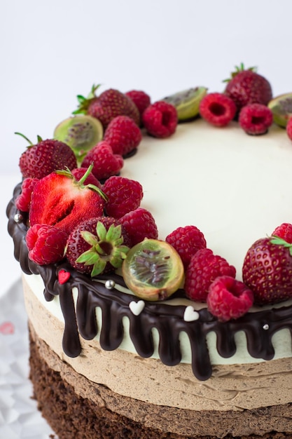 Torta tre cioccolatini con fragole, lamponi e uva spina