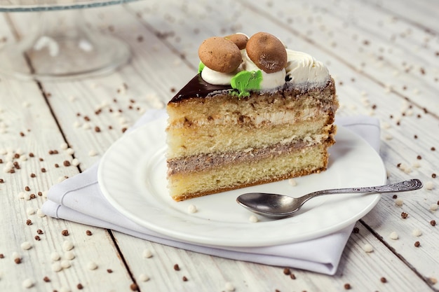 Torta vegana al cioccolato fondente con crema e caramello su fondo di legno