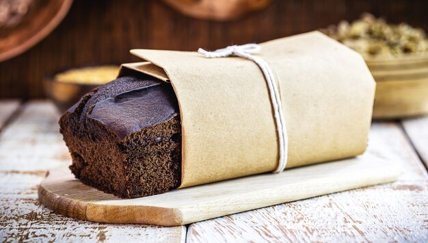 Torta vegana al cioccolato realizzata su ala, con lievito di birra biologico senza latte