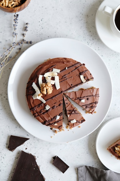 Torta vegana cruda al cioccolato fatta in casa