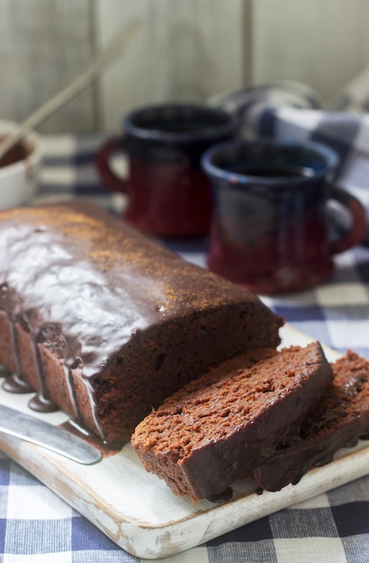 Torta vegana messicana al cioccolato con glassa di peperoncino, cannella e cioccolato servita con caffè.