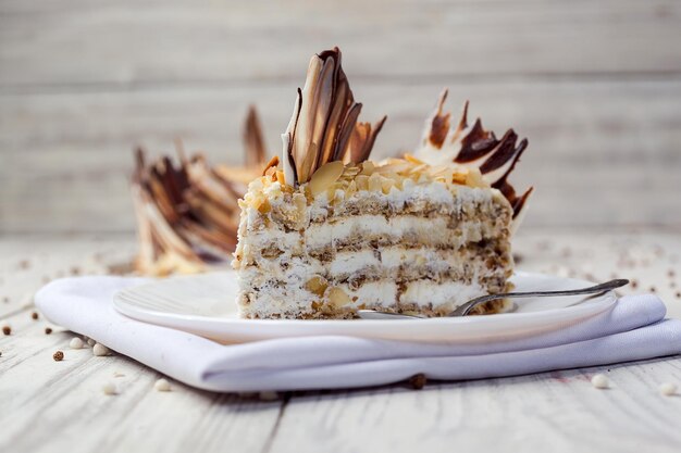 Torta vegane al cioccolato con noci e crema Concetto di compleanno