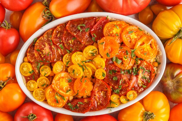 Torta vegetariana pomodoro con ceci e prezzemolo in piatto bianco, vista dall&#39;alto.