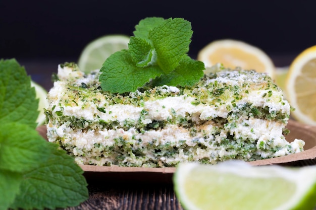 Torta verde con panna e lime