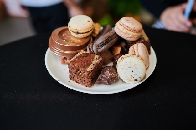 Torte al cioccolato al banco dolci sulla tavola festiva dell'evento