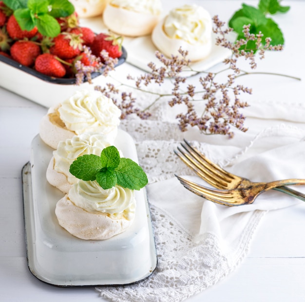 Torte al forno di albume montate e crema