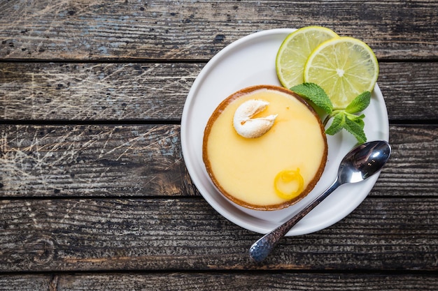 Torte al lime con lime fresco e foglie di menta, vista dall'alto