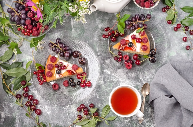 Torte biscotto con frutti di bosco estivi su sfondo grigio