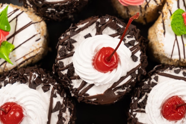 Torte con ciliegie al cioccolato e crema vista dall'alto