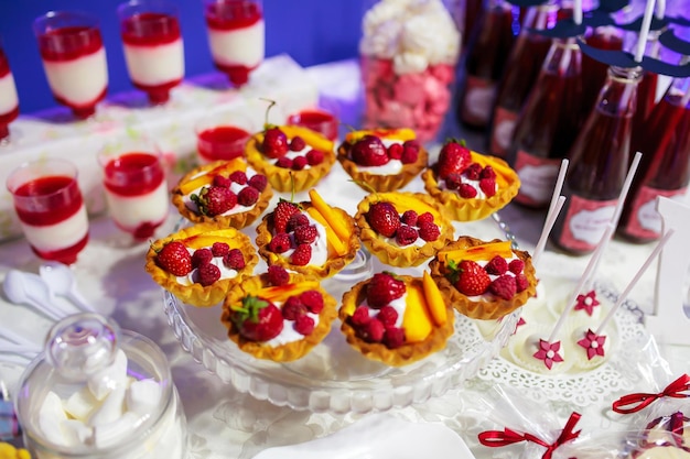 Torte con frutti di bosco sulla barra del buffet di caramelle per le vacanze