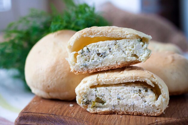 Torte con ricotta salata e verdure su una tavola di legno