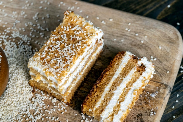 Torte cremose alla crema e caramello cosparse di sesamo