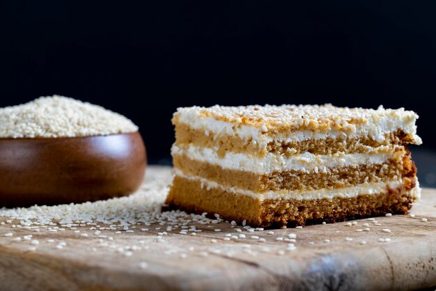 Torte cremose alla crema e caramello cosparse di sesamo