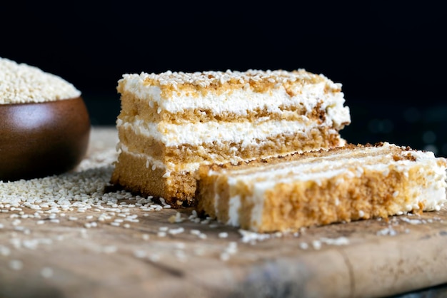 Torte cremose alla crema e caramello cosparse di sesamo