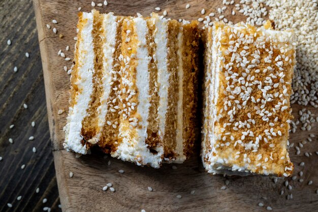 Torte cremose alla crema e caramello cosparse di sesamo