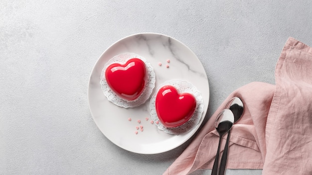 torte cuore rosso ricoperte di glassa sul piatto