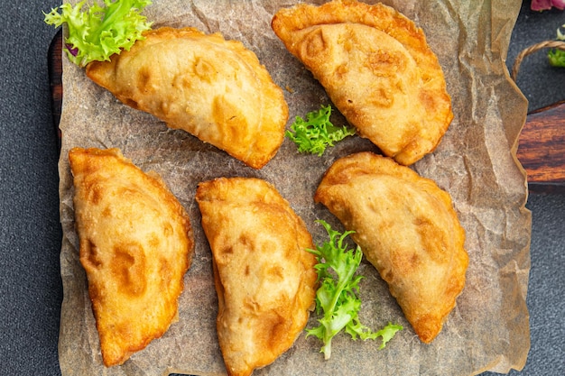 torte di empanadas farcite farina di carne cibo spuntino sul tavolo spazio copia sfondo cibo rustico vista dall'alto