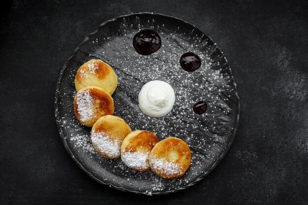 Torte di formaggio di ricotta su un piatto nero