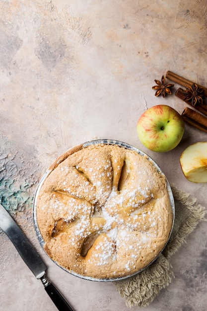 Torte di mele e ingredienti su pietra