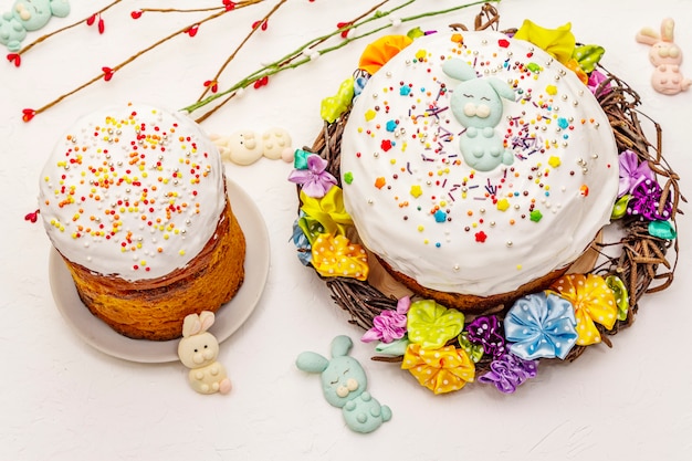 Torte di Pasqua su sfondo bianco stucco. Pane festivo ortodosso tradizionale