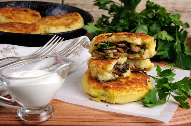 Torte di patate (zrazy) Funghi ripieni alle erbe della tavola con panna acida