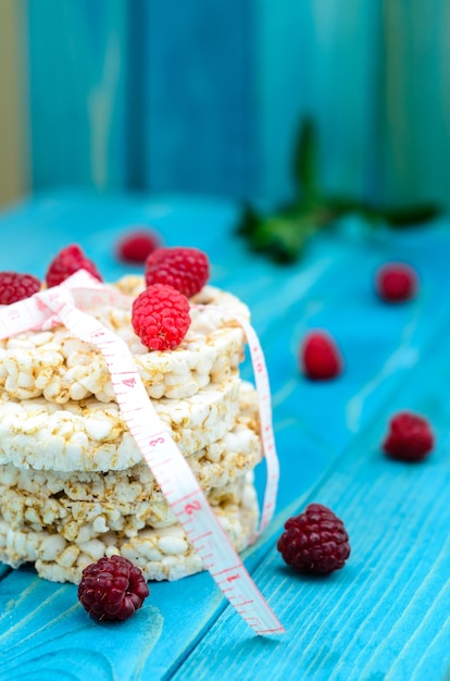 Torte di riso rotonde con lamponi