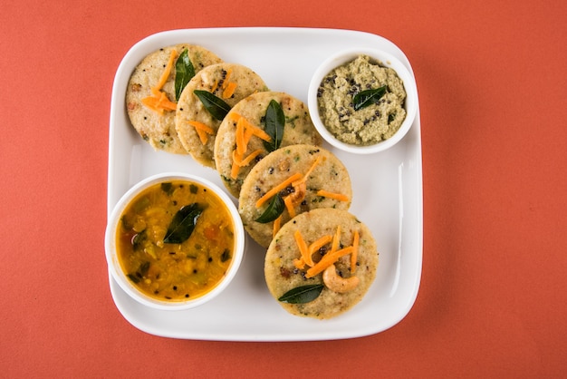 Torte di semola cotte a vapore conosciute come rava idli o pigramente. servito con sambar e chutney di cocco. messa a fuoco selettiva