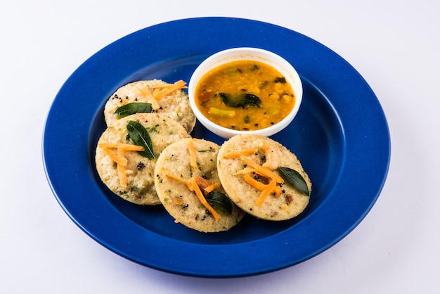 Torte di semola cotte a vapore conosciute come rava idli o pigramente. servito con sambar e chutney di cocco. messa a fuoco selettiva